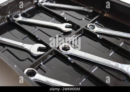 Chiavi combinate con varie dimensioni all'interno Di fessure separate Foto Stock