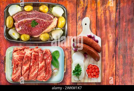 Una carne da arrostire su un rustico tavolo di legno Foto Stock