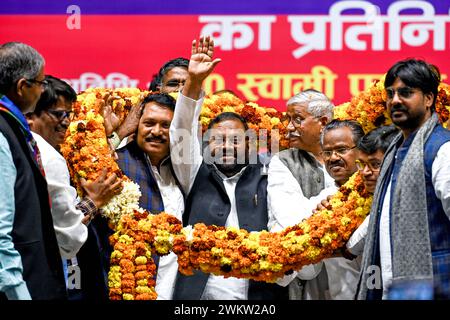 Nuova Delhi, India. 22 febbraio 2024. NUOVA DELHI, INDIA - 22 FEBBRAIO: L'ex leader del partito Samajwadi Swami Prasad Maurya insieme ad altri durante il lancio del suo nuovo partito "Rashtriya Shoshit Samaj Party", allo stadio Talkatora il 22 febbraio 2024 a nuova Delhi, India. (Foto di Raj K Raj/Hindustan Times/Sipa USA ) credito: SIPA USA/Alamy Live News Foto Stock