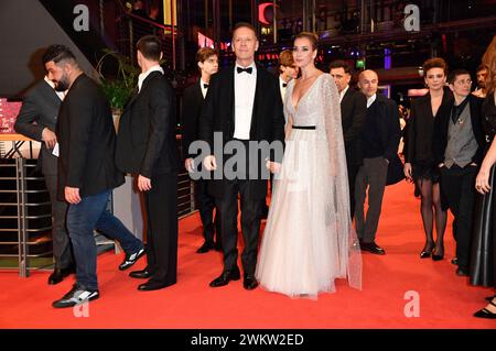Rocco Siffredi mit Ehefrau Rosa Caracciolo bei der Premiere des Kinofilms 'sette veli' auf der Berlinale 2024 / 74. Internationale Filmfestspiele Berlin im Berlinale Palast. Berlino, 22.02.2024 Foto Stock