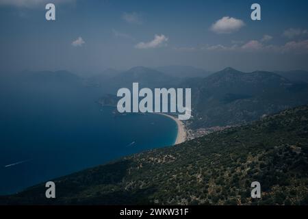 Oludeniz laguna blu e spiaggia di sabbia a Fethiye, Turchia. Costa turchese della Turchia sud-occidentale, su percorso escursionistico Lycian Way in giornata luminosa e soleggiata Foto Stock