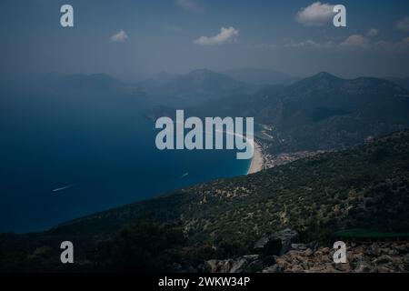 Oludeniz laguna blu e spiaggia di sabbia a Fethiye, Turchia. Costa turchese della Turchia sud-occidentale, su percorso escursionistico Lycian Way in giornata luminosa e soleggiata Foto Stock