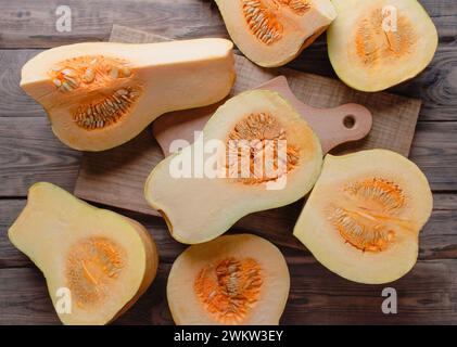 Grande sfondo rosso di zucca, spazio per copiare, zucca arancione, primo piano. Zucca. Cucinare cibo di stagione dalla zucca. Cibo delizioso e salutare. Organic.Autumn Foto Stock