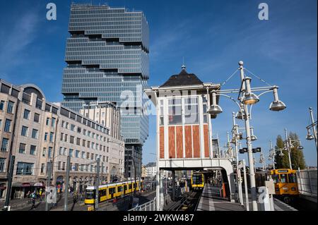 22.11.2023, Berlino, Germania, Europa - Vista dalla piattaforma sopraelevata della stazione della metropolitana Warschauer Strasse alla nuova Edge East Side Tower. Foto Stock