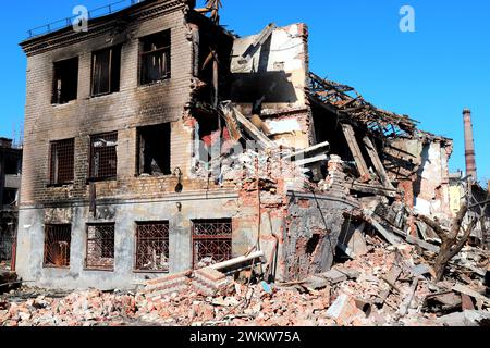 Casa in rovina Ucraina. Distrutto e bruciato edificio civile dopo l'attacco missilistico dei russi nella città Ucraina di Dnipro. Guerra russa in Ucraina, bombardamento, Foto Stock