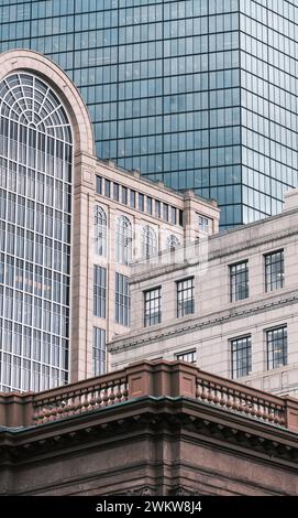 Scenario di edifici raggruppati, vecchi e nuovi, nel centro di Boston, Stati Uniti Foto Stock