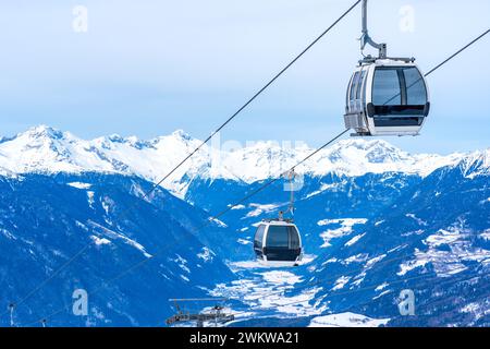 Funivia contro le Dolomiti innevate inn Plan de Corones in inverno, alto Adige, Italia Foto Stock