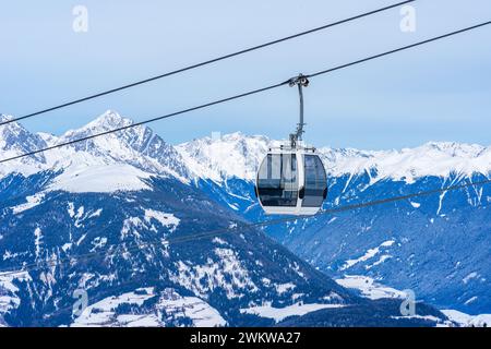 Funivia contro le Dolomiti innevate inn Plan de Corones in inverno, alto Adige, Italia Foto Stock