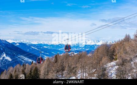 Funivia contro il cielo azzurro e le Dolomiti innevate a Plan de Corones, Italia Foto Stock