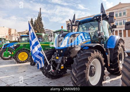 Trattori di agricoltori greci di stanza in piazza Syntagma ad Atene, in Grecia, partecipando a una manifestazione di protesta davanti al Parlamento greco. Foto Stock