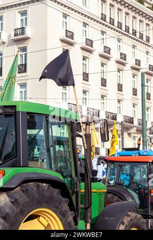 Trattori agricoli con bandiera nera di fronte al Parlamento greco durante la protesta degli agricoltori greci a causa della crisi dell'agricoltura. Foto Stock