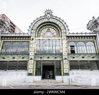 BILBAO, SPAGNA - 14 GIUGNO 2023: Facciata della stazione ferroviaria Abando Indalecio Prieto di Bilbao (ex Estacion del Norte). Foto Stock