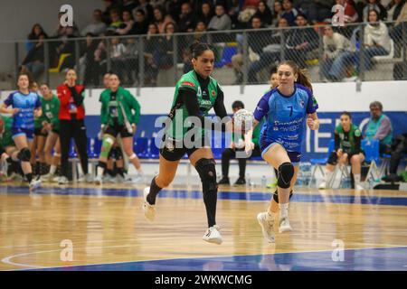 Oviedo, Spagna, 22 febbraio 2024: La giocatrice di Replasa Beti-Onak, Maria Grasielly Brasil (13, L) corre con la palla sotto pressione di Miriam Cortina (7, R) durante il 19° Matchday della Liga Guerreras Iberdrola 2023-24 tra Lobas Global Atac Oviedo e Replasa Beti-Onak, il 22 febbraio 2023, al Florida Arena Municipal Sports Center, a Oviedo, Spagna. Crediti: Alberto Brevers / Alamy Live News. Foto Stock