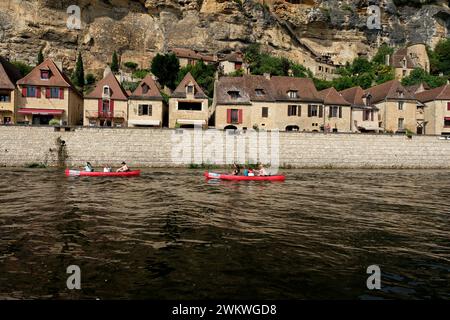 Due barche a remi nel pittoresco villaggio francese di la Roque-Gageac sulle rive del fiume Dordogna, meta preferita dai turisti Foto Stock