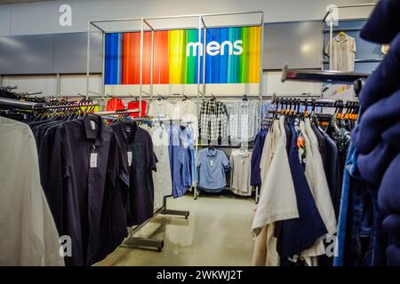 Sezione di abbigliamento casual maschile del negozio Kmart a Sydney, Australia. Foto Stock