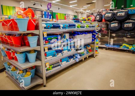 Sezione giochi e giocattoli estivi all'aperto all'interno del negozio Kmart in Australia. Foto Stock