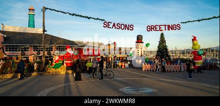 I personaggi del Natale accolgono i turisti all'ingresso dell'Old Fisherman's Wharf a Monterey, California Foto Stock