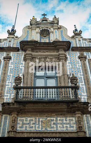 Facciata ornata e ricoperta di piastrelle della casa storica su Avenida Madero, una strada principale per lo shopping nel centro di città del Messico, Messico Foto Stock