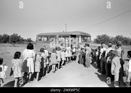 Figli di lavoratori migratori che vivono in un collegio scolastico del campo di lavoro migratorio, Agua Fria, Arizona, USA, Russell Lee, U.S. Farm Security Administration, marzo 1940 Foto Stock