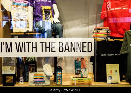 Mostra contro il divieto di libri negli Stati Uniti, presso la libreria Open Book di Minneapolis-St Aeroporto internazionale Paul (Minnesota). Foto Stock