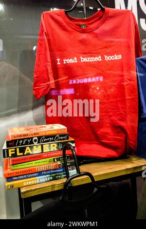 Mostra contro il divieto di libri negli Stati Uniti, presso la libreria Open Book di Minneapolis-St Aeroporto internazionale Paul (Minnesota). Foto Stock