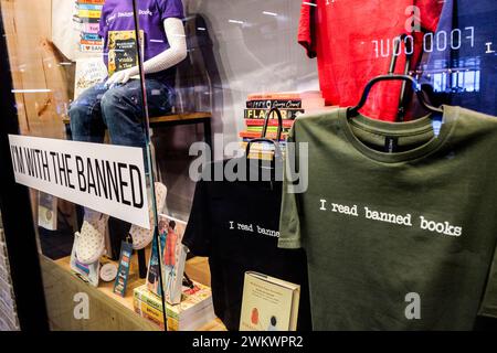 Mostra contro il divieto di libri negli Stati Uniti, presso la libreria Open Book di Minneapolis-St Aeroporto internazionale Paul (Minnesota). Foto Stock