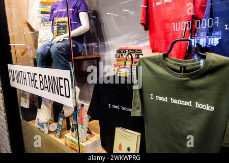 Mostra contro il divieto di libri negli Stati Uniti, presso la libreria Open Book di Minneapolis-St Aeroporto internazionale Paul (Minnesota). Foto Stock