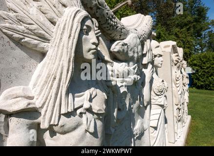 Una scultura dello stemma di Toronto raffigurante un nativo canadese e una figura di Britanica situata nel giardino di sculture Guild a Toronto, Ontario Foto Stock