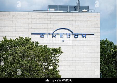 Colonia, Germania 08 agosto 2023: Il lettering cinedom presso l'edificio del cinema multisala di colonia al mediapark Foto Stock