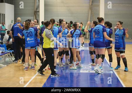 Oviedo, Asturie, Spagna. 22 febbraio 2024. Oviedo, Spagna, 22 febbraio 2024: I giocatori di Lobas Global Atac Oviedo ricevono le ultime istruzioni durante il 19° Matchday della Liga Guerreras Iberdrola 2023-24 tra Lobas Global Atac Oviedo e Replasa Beti-Onak, il 22 febbraio 2023, presso il Florida Arena Municipal Sports Center, a Oviedo, Spagna. (Credit Image: © Alberto Brevers/Pacific Press via ZUMA Press Wire) SOLO PER USO EDITORIALE! Non per USO commerciale! Foto Stock