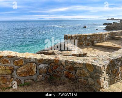 Gradini di pietra che scendono da Ocean View Blvd al tavolo da picnic sottostante. Foto Stock