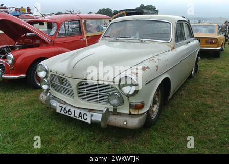 Una Volvo Amazon 121 del 1968 parcheggiata in mostra al 48th Historic Vehicle Gathering, Powderham, Devon, Inghilterra, Regno Unito. Foto Stock