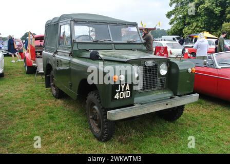 Una Land Rover serie 2A del 1966 parcheggiata in mostra al 48th Historic Vehicle Gathering, Powderham, Devon, Inghilterra, Regno Unito. Foto Stock