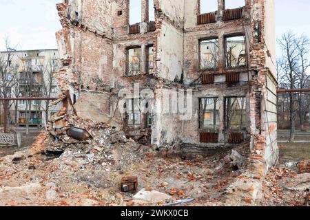 Lyman, regione di Donetsk, Ucraina. 15 febbraio 2024. Un edificio di appartamenti distrutto è visto come il risultato dei bombardamenti di artiglieria da parte delle truppe russe a Lyman. Le truppe russe catturarono Lyman nella regione di Donetsk all'inizio dell'estate del 2022. La città fu occupata per quattro mesi. Fu liberata dopo una controffensiva nella regione di Charkiv. Dopo la caduta di Avdiivka, uno dei prossimi obiettivi dell'offensiva russa potrebbe essere Lyman, la leadership militare Ucraina dice alla BBC. Anche gli analisti occidentali hanno scritto su questo. Ora Lyman e' intrappolata vicino al fronte nel Donbas. L'umore del suo civile Foto Stock