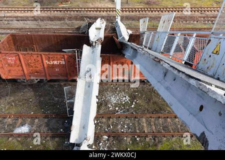 Lyman, regione di Donetsk, Ucraina. 15 febbraio 2024. Una stazione ferroviaria e le infrastrutture distrutte sono viste come il risultato dei bombardamenti delle forze russe a Lyman. Le truppe russe catturarono Lyman nella regione di Donetsk all'inizio dell'estate del 2022. La città fu occupata per quattro mesi. Fu liberata dopo una controffensiva nella regione di Charkiv. Dopo la caduta di Avdiivka, uno dei prossimi obiettivi dell'offensiva russa potrebbe essere Lyman, la leadership militare Ucraina dice alla BBC. Anche gli analisti occidentali hanno scritto su questo. Ora Lyman e' intrappolata vicino al fronte nel Donbas. L'atmosfera del suo c Foto Stock