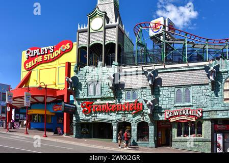 Cascate del Niagara, Canada - 13 agosto 2022: Ripley's Selfie Studio, la Casa di Frankenstein con giro sulle montagne russe, Beaver Tails e Burger King su Cl Foto Stock