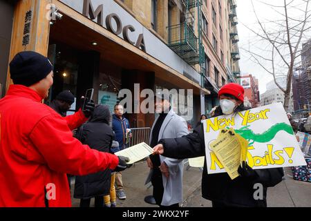 17 febbraio 2024, Manhattan, New York. Una protesta al di fuori del Museum of Chinese in America (MoCA) da parte dei membri della Coalizione per proteggere Chinatown e il Lower East Side. I manifestanti vogliono che il MoCA restituisca una concessione di 35 milioni di dollari sulla base dei fondi stanziati per la costruzione di quattro nuovi centri di detenzione in tutta la città, tra cui un complesso di prigione alto 300 metri a Chinatown. Credono che accettare il denaro di sovvenzione sia la volontà del museo di sostenere la costruzione della prigione nel quartiere. Il Consiglio di amministrazione del MOCA include Jonathan Chu, il più grande proprietario terriero di Chinatown. Foto Stock