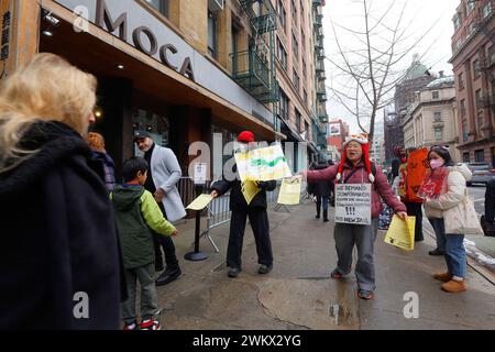 17 febbraio 2024, Manhattan, New York. Una protesta al di fuori del Museum of Chinese in America (MoCA) da parte dei membri della Coalizione per proteggere Chinatown e il Lower East Side. I manifestanti vogliono che il MoCA restituisca una concessione di 35 milioni di dollari sulla base dei fondi stanziati per la costruzione di quattro nuovi centri di detenzione in tutta la città, tra cui un complesso di prigione alto 300 metri a Chinatown. Credono che accettare il denaro di sovvenzione sia la volontà del museo di sostenere la costruzione della prigione nel quartiere. Il Consiglio di amministrazione del MOCA include Jonathan Chu, il più grande proprietario terriero di Chinatown. Foto Stock