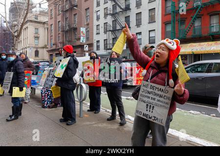 17 febbraio 2024, Manhattan, New York. Una protesta al di fuori del Museum of Chinese in America (MoCA) da parte dei membri della Coalizione per proteggere Chinatown e il Lower East Side. I manifestanti vogliono che il MoCA restituisca una concessione di 35 milioni di dollari sulla base dei fondi stanziati per la costruzione di quattro nuovi centri di detenzione in tutta la città, tra cui un complesso di prigione alto 300 metri a Chinatown. Credono che accettare il denaro di sovvenzione sia la volontà del museo di sostenere la costruzione della prigione nel quartiere. Il Consiglio di amministrazione del MOCA include Jonathan Chu, il più grande proprietario terriero di Chinatown. Foto Stock