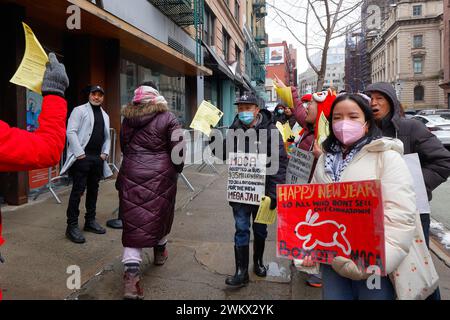 17 febbraio 2024, Manhattan, New York. Una protesta al di fuori del Museum of Chinese in America (MoCA) da parte dei membri della Coalizione per proteggere Chinatown e il Lower East Side. I manifestanti vogliono che il MoCA restituisca una concessione di 35 milioni di dollari sulla base dei fondi stanziati per la costruzione di quattro nuovi centri di detenzione in tutta la città, tra cui un complesso di prigione alto 300 metri a Chinatown. Credono che accettare il denaro di sovvenzione sia la volontà del museo di sostenere la costruzione della prigione nel quartiere. Il Consiglio di amministrazione del MOCA include Jonathan Chu, il più grande proprietario terriero di Chinatown. Foto Stock