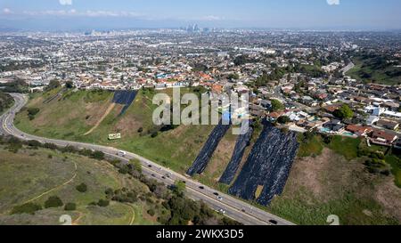 Los Angeles, Stati Uniti. 21 febbraio 2024. Le case residenziali vicino ai fianchi delle colline utilizzano teloni per proteggere contro i danni alle proprietà indotti dalle tempeste a Los Angeles, 22 febbraio 2024. Credito: SOPA Images Limited/Alamy Live News Foto Stock