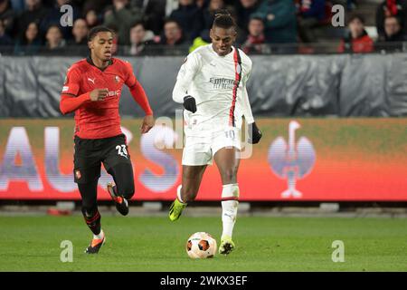 Rennes, Francia. 22 febbraio 2024. Rafael Leao dell'AC Milan, ha lasciato il caldo Omari di Rennes durante la UEFA Europa League, partita di calcio di 2a tappa tra lo Stade Rennais (Rennes) e l'AC Milan il 22 febbraio 2024 al Roazhon Park di Rennes, Francia - foto Jean Catuffe/DPPI Credit: DPPI Media/Alamy Live News Foto Stock