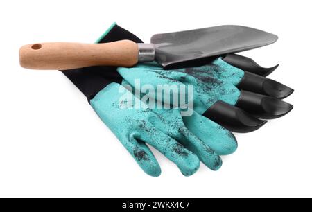 Paio di guanti da giardinaggio con artigli e cazzuola isolati su bianco Foto Stock