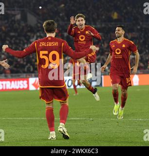 Roma, Italia. 22 febbraio 2024. I giocatori della Roma festeggiano dopo aver vinto la partita di andata e ritorno di UEFA Europa League tra Roma e Feyenoord a Roma, Italia, 22 febbraio 2024. Crediti: Alberto Lingria/Xinhua/Alamy Live News Foto Stock