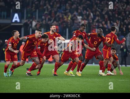 Roma, Italia. 22 febbraio 2024. I giocatori della Roma festeggiano dopo aver vinto la partita di andata e ritorno di UEFA Europa League tra Roma e Feyenoord a Roma, Italia, 22 febbraio 2024. Crediti: Alberto Lingria/Xinhua/Alamy Live News Foto Stock