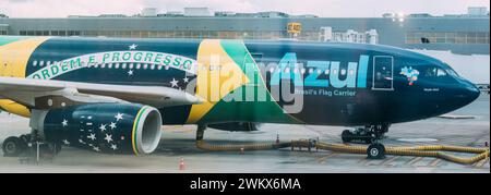 Aereo di linea brasiliano Azul con aeromobile Airbus A330-200 parcheggiato all'aeroporto di Viracopos a San Paolo, Brasile Foto Stock