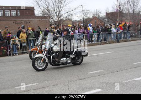 Bud Light Parade 2024 durante le celebrazioni del Mardi Gras a St Louis, Missouri, Stati Uniti. In un freddo sabato mattina la folla si riunisce. Foto Stock