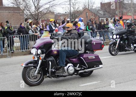 Bud Light Parade 2024 durante le celebrazioni del Mardi Gras a St Louis, Missouri, Stati Uniti. In un freddo sabato mattina la folla si riunisce. Foto Stock