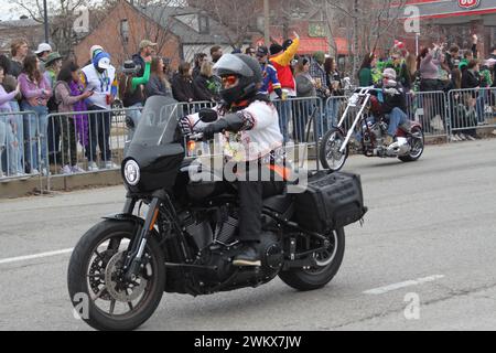 Bud Light Parade 2024 durante le celebrazioni del Mardi Gras a St Louis, Missouri, Stati Uniti. In un freddo sabato mattina la folla si riunisce. Foto Stock