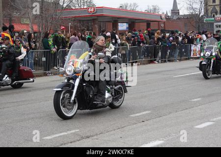 Bud Light Parade 2024 durante le celebrazioni del Mardi Gras a St Louis, Missouri, Stati Uniti. In un freddo sabato mattina la folla si riunisce. Foto Stock